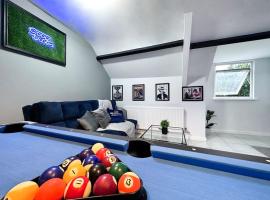 Sleek Skyward Serenity 2bed with Pool Table - Ystrad，位于Llwyn-y-pia的低价酒店