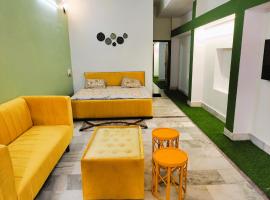 Yellow Homestay - Modern 2BHK AC stay，位于贾巴尔普尔的度假短租房