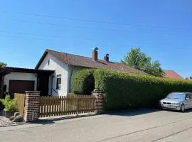 Bungalow in ruhiger Siedlung mit Terrasse und Stellplatz