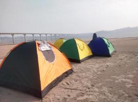 Jhoomke camping and water sports adventure，位于Auraiya的豪华帐篷