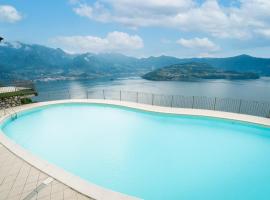 Serafino - nice terrace & swimming pool on the Iseo Lake，位于Parzanica的酒店