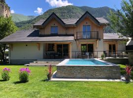 Chalet Barbara with swimming pool in the heart of Oisans，位于勒布罗伊斯的乡村别墅