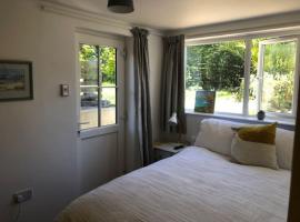 Light airy comfy small double room with en-suite，位于法尔茅斯的酒店