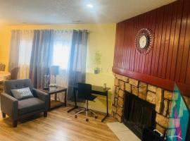 Luxury 2 bedroom rental place with a fireplace，位于科罗拉多斯普林斯的度假村