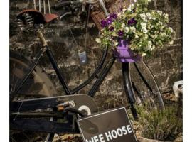 Wee Hoose-Private-Hottub -Romantic Break-Portaferry，位于Kearney的酒店