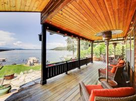 Lakefront property w/boat lift，位于Sagle的酒店