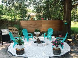 Cozy 3BR Home near Weeki Wachee，位于春丘的酒店