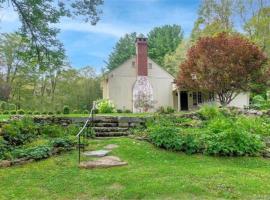 Cottage Retreat - Historic Cottage Home w Home Gym，位于Cornwall的酒店