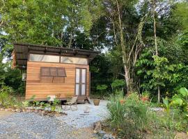 Kebun Lisdtari farmstay，位于温泉村Sungai Kilim Nature Park附近的酒店