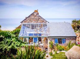 Castaways, Cottage With Sea Views, Lush Gardens & Patio By the Beach，位于森嫩的酒店