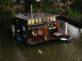 Ark-imedes - Unique float home on the Murray River，位于White Sands的船屋