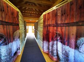 Dormitory and wooden house Beli gaber，位于Stari Trg pri LožuSnežnik城堡附近的酒店