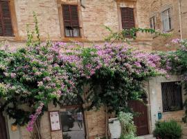 ATTICO SULLA BOUGANVILLE (Albergo diffuso)，位于科里纳尔多的酒店