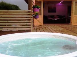 Ivy Rose Cabin with private hot tub，位于布德的酒店