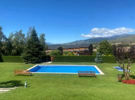 Casa adosada con piscina en Llivia，位于利维亚的酒店