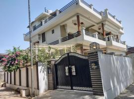 PAARIJAAT Homestay & Guesthouse，位于Ayodhya的酒店