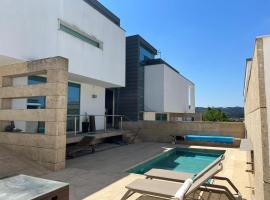 Moradia Lux RR com piscina，位于佩纳菲耶尔的度假屋