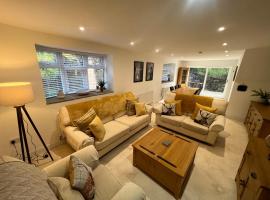 Stunning Home with STARGAZING ROOM Near Kielder Water，位于Greenhaugh的酒店