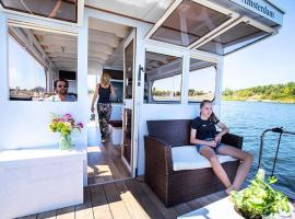 Amazing houseboat in Kinrooi for rent，位于金洛伊的酒店