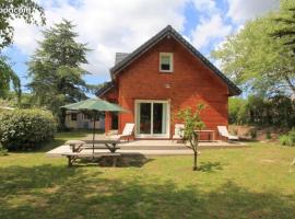 Charmante maison en bois proche mer，位于Saint-Jean-de-la-Rivière的酒店