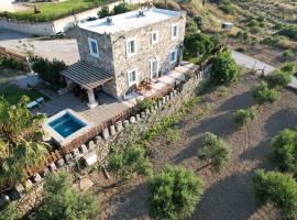 Traditional Kos villa with swimming pool, lawn yard and bbq，位于科斯镇的度假屋