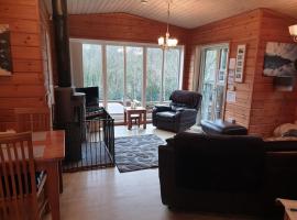 Luxury Peak District lodge, hot tub, log burner, nr lake，位于Rudyard的酒店