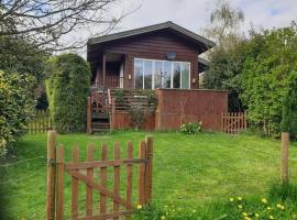 Luxury Peak District lodge, hot tub, log burner, nr lake，位于Rudyard的酒店