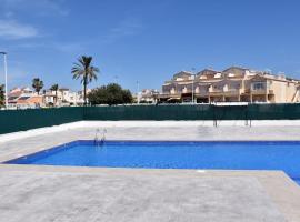 Casa Alex Torrevieja- Holiday House - con piscina comunitaria，位于托雷维耶哈的度假屋
