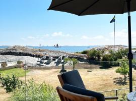 Unique holiday accommodation on Langholmen in Gothenburgs western archipelago，位于Torslanda的酒店