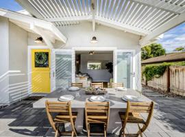 Yellow Door Beach House close to Moonlight Beach and LEGO Land，位于恩西尼塔斯的酒店