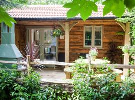 Hayne Barn Estate - 6 Luxury Ecolodges - 1 studio-loft - 2 yurts，位于海斯的山林小屋