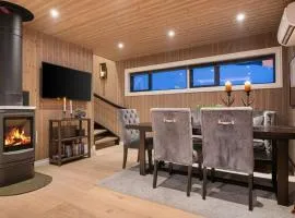 New cabin ski in out, fireplace & mountain view