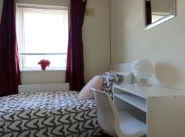 Females Only - Private Bedrooms in Dublin，位于卢坎都柏林西部郊区附近的酒店