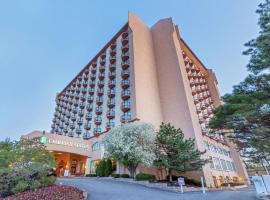 Embassy Suites by Hilton Kansas City Plaza，位于堪萨斯城Country Club Plaza Area的酒店