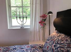 Lilla huset med stor trädgårdstomt nära golf och hav，位于特鲁萨的度假屋