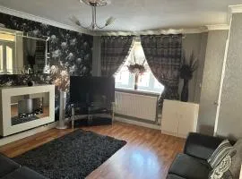 2 bedroom house close to city centre with gated driveway