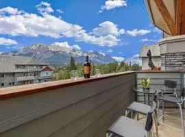 Top Floor Wolf - Best Views With Pool and Hot tub