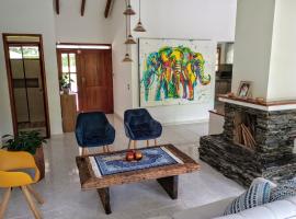 Habitación tranquila en casa campestre，位于佩雷拉的酒店