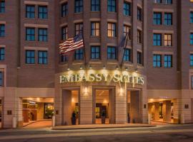 Embassy Suites by Hilton Alexandria Old Town，位于亚历山德里亚乔治华盛顿共济会国家纪念馆附近的酒店