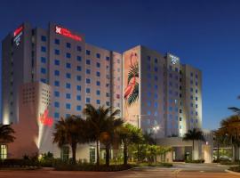迈阿密海豚购物中心希尔顿惠庭套房酒店，位于迈阿密佛罗里达国际大学建筑学院附近的酒店