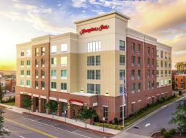 Hampton Inn Wilmington Downtown，位于威尔明顿北卡罗来纳号战列舰附近的酒店