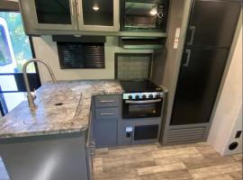 Eden Farm RV Minutes from Salisbury，位于Eden的酒店