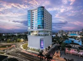 Embassy Suites By Hilton Sarasota，位于萨拉索塔玛丽塞尔比植物园附近的酒店