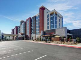 Embassy Suites by Hilton Jonesboro Red Wolf Convention Center，位于琼斯伯勒的酒店