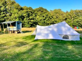 Tin and Canvas Glamping Pickering, Carry on Canvas Bell Tent，位于皮克林的酒店