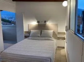 Apartamento en San Marcos Envigado con Aire C, Balcón WIFI, Central y dotado