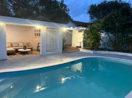 Modern Pool Oasis & Seaside Abode，位于BrightonBoondall Wetlands Environment Centre附近的酒店