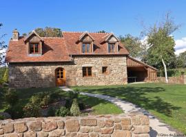 Gîte confortable avec jardin privatif, 4 chambres, étang, animaux, à Céaucé - FR-1-497-6，位于Céaucé的酒店