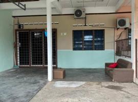 Hajjah Homestay Jln Rajawali Tg Agas，位于麻坡的酒店