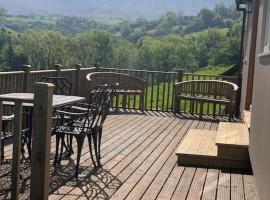 Cottage with outstanding views，位于Velindre的酒店